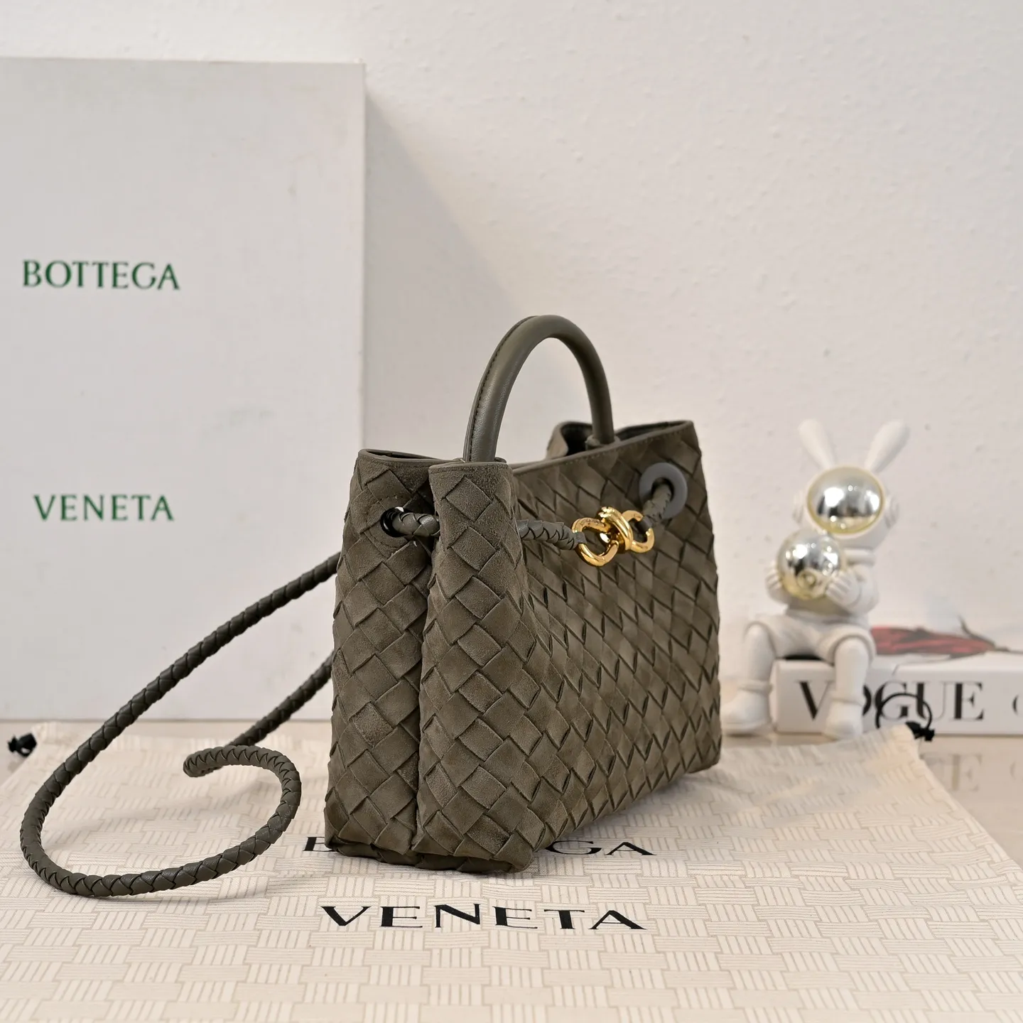 Batch 1960 #BV new suede Andiamo 🎈 Warm deerskin Andiamo for autumn and winter is here🍂 Made of cashmere calf deerskin, the touch is softer and more delicate, and the overall body is very full and high-end! The shoulder strap has a sliding metal knot buckle that can be adjusted at will. It can be carried on the shoulder/handheld/cross-body in various ways. The bag has a large capacity and is suitable for commuting/daily use/traveling. This bag is divided into small/medium/large sizes. There is always one that suits you. Then take me with you🎀🎀 Dimensions: 25x22x10.5 Model: 7463